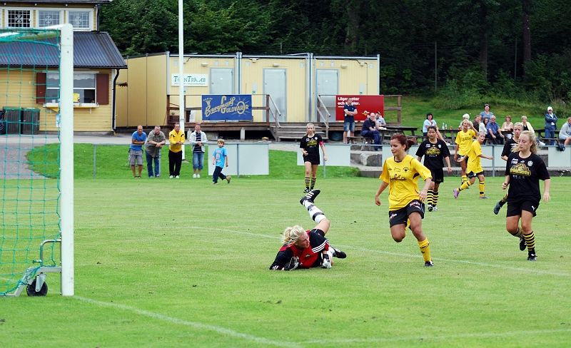 2010_0807_37.JPG - Betty Blixt får ett bra läge men målvakten har bollen under sig