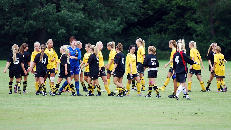 2010_0807_46.JPG - Spelarna tackar varandra efter matchen