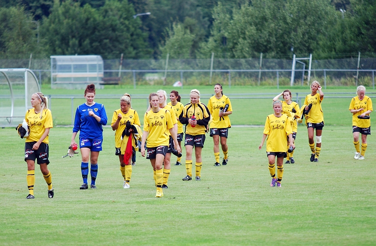 2010_0807_47.JPG - Södratjejerna på väg av planen efter en väl genomförd match