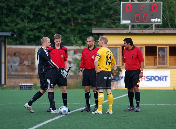2010_0813_01.JPG - Lagkaptenerna hälsar på domarna
