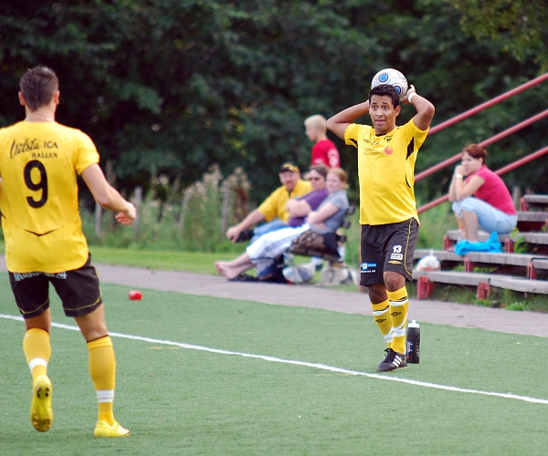 2010_0813_02.JPG - Jonas Hammarlund kastar inkast