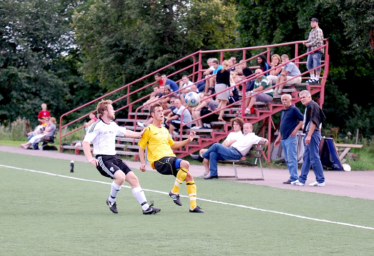 2010_0813_04.JPG - Ken Jansson tar en höjdboll