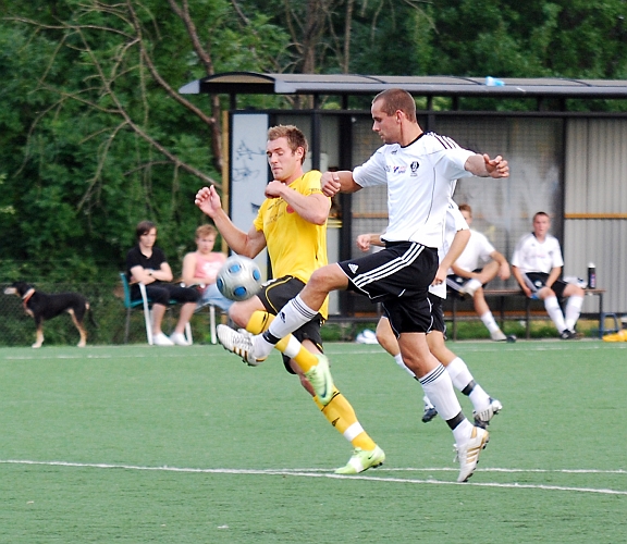 2010_0813_07.JPG - Dennis Jansson på väg igenom men backen hinner spela undan bollen