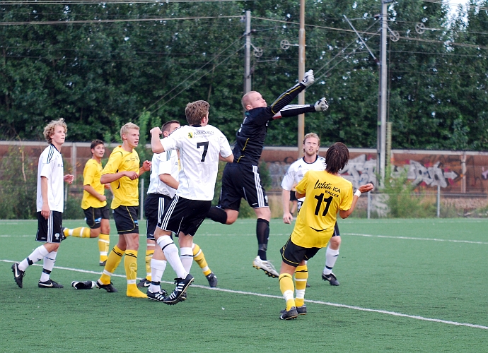 2010_0813_08.JPG - BK30 målvakten går ut och boxar undan bollen