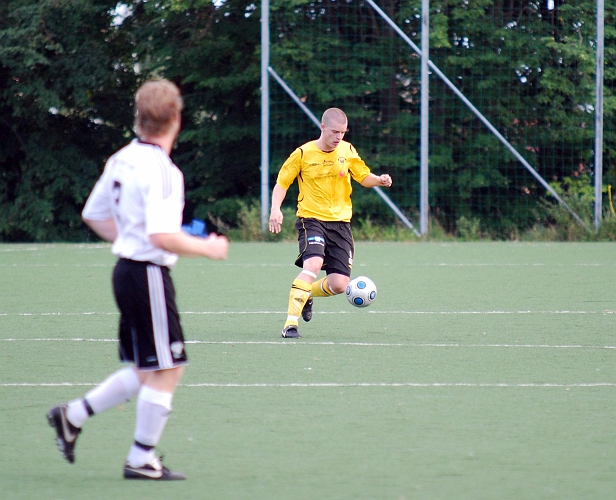 2010_0813_11.JPG - Gustav Gustavsson har kontroll på bollen och spelar den vidare i backlinjen