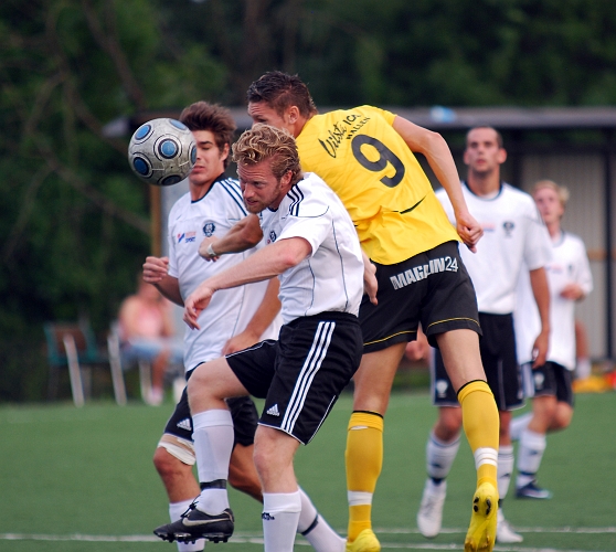 2010_0813_15.JPG - Miralem Malic försöker att tränga sig fram och nicka bollen