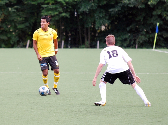 2010_0813_16.JPG - Jonas Hammarlund tittar upp för att kunna slå en crosspassning