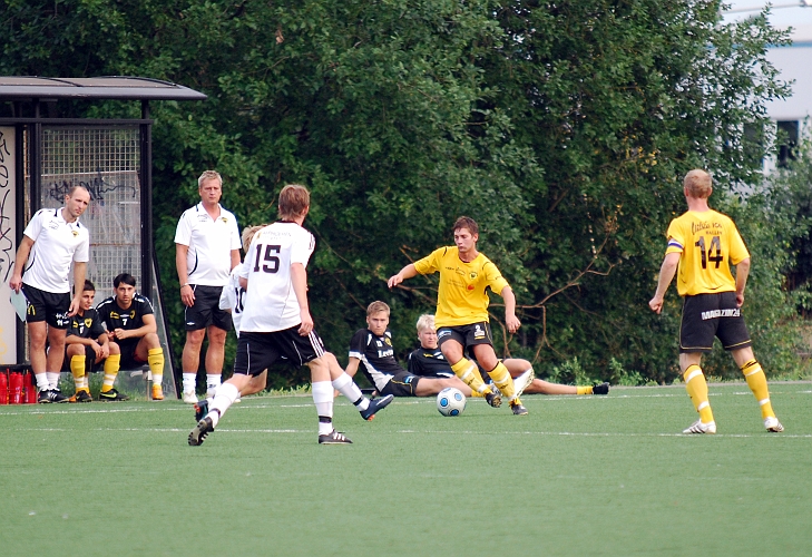 2010_0813_18.JPG - Niklas Larsson dribblar sig fram över mittplan