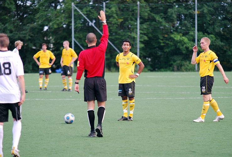 2010_0813_25.JPG - Frispark för Södra, Hammarlund och Wiker vid bollen