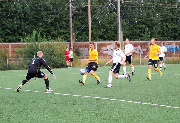 2010_0813_27.JPG - Ken Jansson på väg igenom men målvakten hinner ut och ta bollen