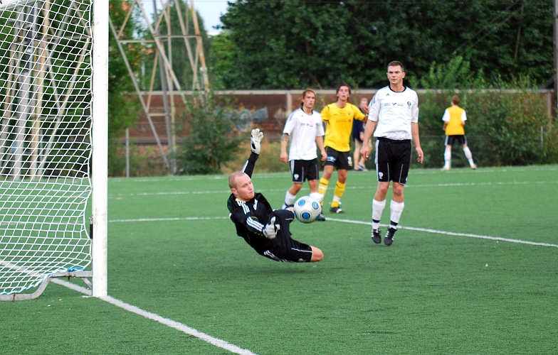 2010_0813_31.JPG - Ett bra skott utifrån planen som BK30 målvakten tippar till hörna