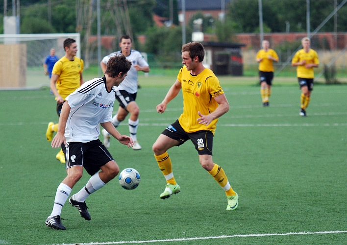 2010_0813_35.JPG - DFennis Jansson tar emot en passning strax utanför straffområdet