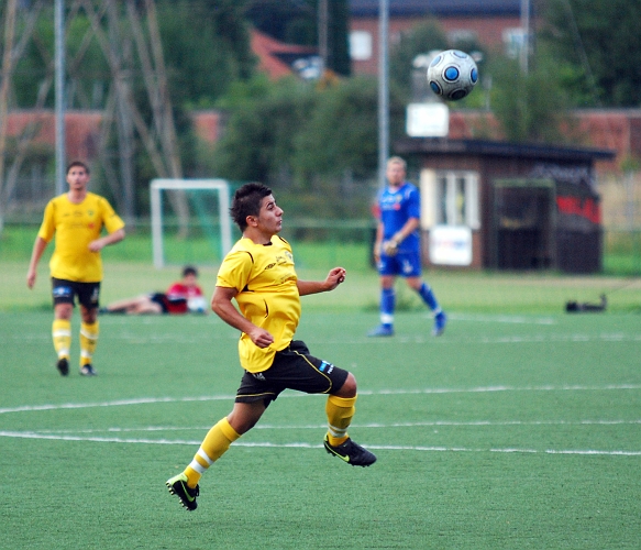 2010_0813_37.JPG - Bewar Mohammad tar ner en höjdboll