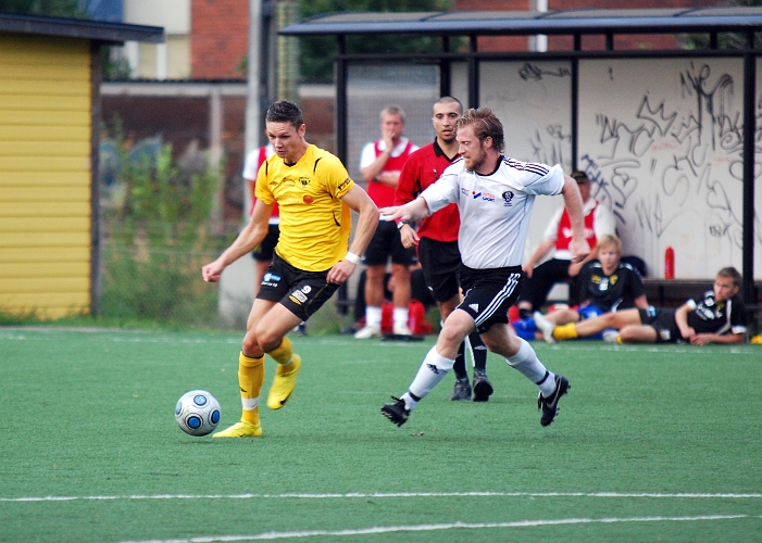 2010_0813_38.JPG - Miralem Malic försöker att komma till ett läge för avslut mot mål