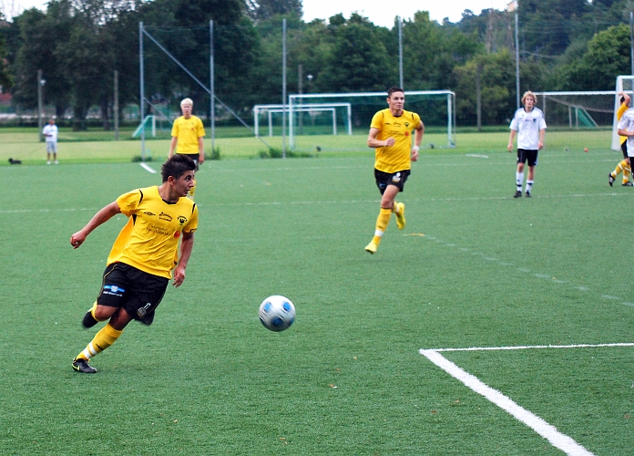 2010_0813_44.JPG - Bewar Mohammad söker för ett inspel till forwards