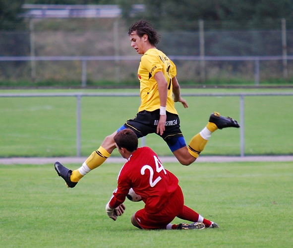 2010_0818_03.JPG - Gideonsbergs målvakt hinner ut på bollen precis före Rio Babovic