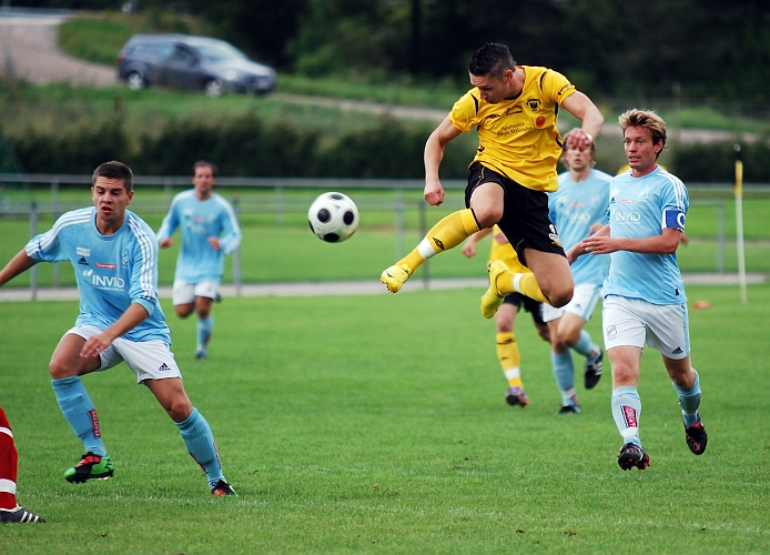 2010_0818_06.JPG - Miralem Malic får ett bra läge att lobba över målvakten men bollen går till hörna