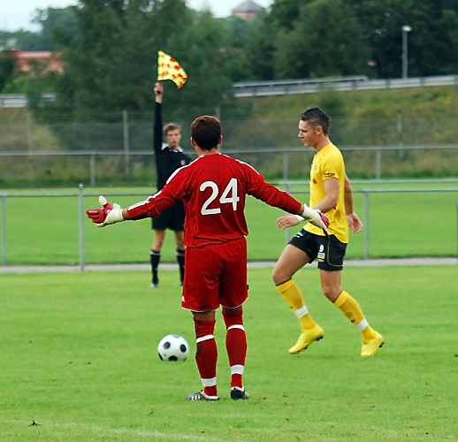 2010_0818_08.JPG - Miralem Malic blir avvinkad för offside