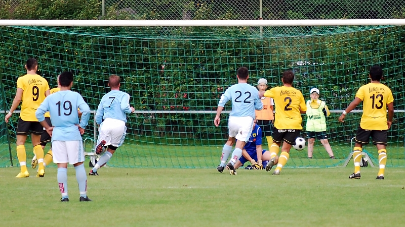 2010_0818_10.JPG - Gideonsberg tar ledningen med 1-0 på en frispark