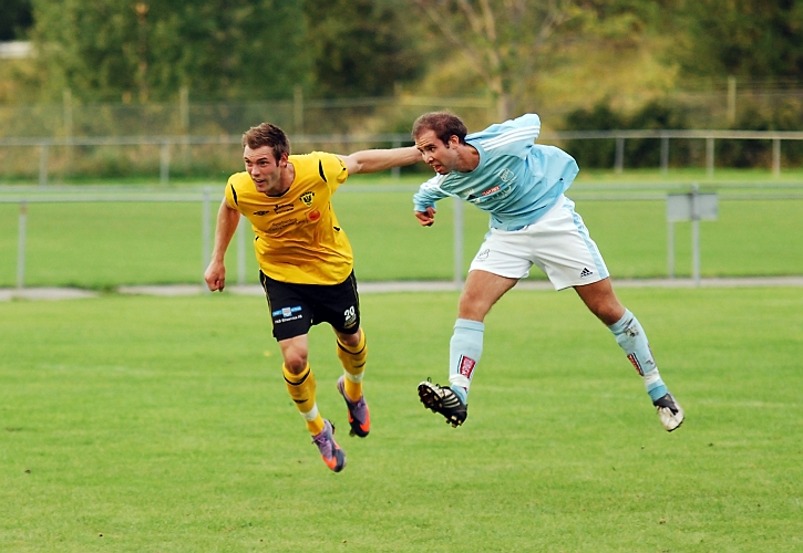 2010_0818_14.JPG - Dennis Jansson i nickduell med en försvarare i Gideonsberg