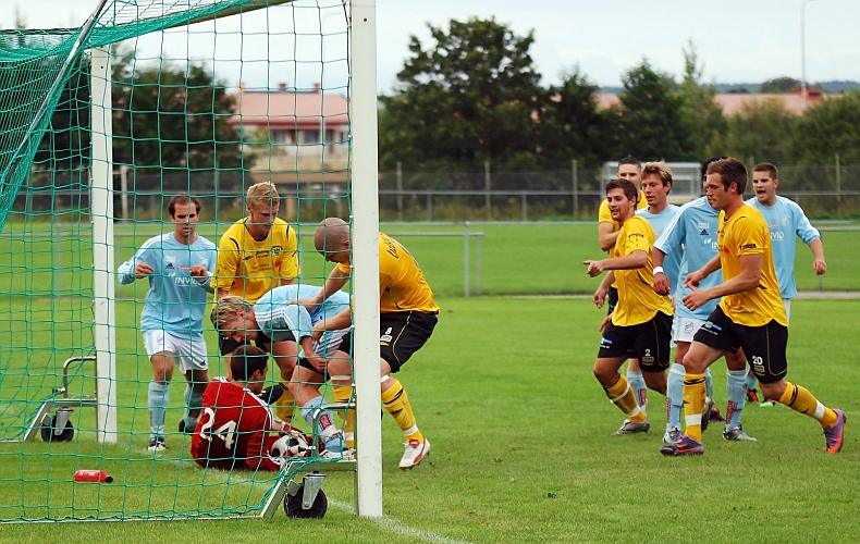 2010_0818_17.JPG - . . . . men målvakten får nästan kontroll på bollen och Södraspelarna försöker att trycka in bollen i mål. I den situationen får målvakten frispark och Filip Stjernfeldt ett gult kort