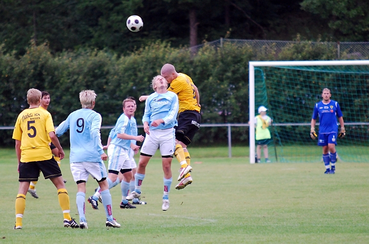 2010_0818_20.JPG - Gustav Gustavsson nickar undan bollen efter en utspark från målvakten