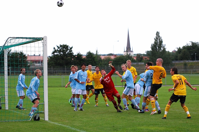 2010_0818_22.JPG - Gustav Gustavsson nickar bollen över målet efter en hörna för Södra