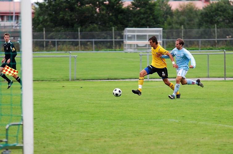 2010_0818_23.JPG - Rio Babovic kommer förbi på kanten och slår ett inlägg . . . .