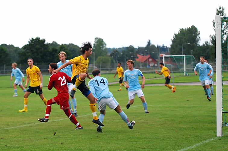 2010_0818_29.JPG - Gideonsbergs målvakt kommer ut och greppar bollen