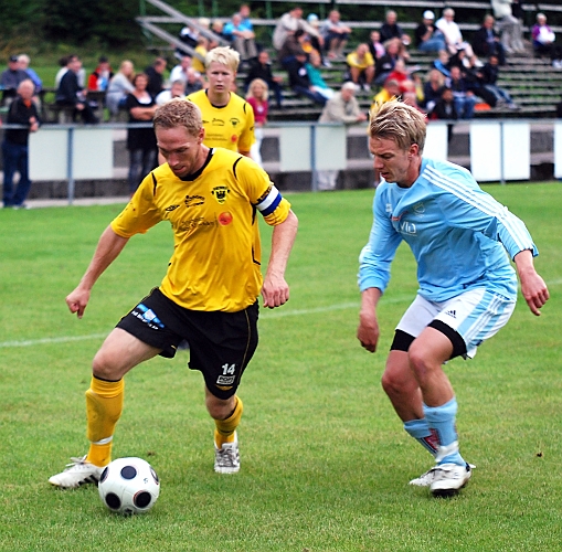 2010_0818_32.JPG - Mikael Wiker utmanar backen nere vid kortlinjen