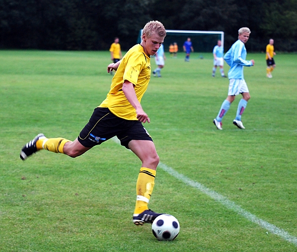 2010_0818_33.JPG - Filip Stjernfeldt gör ett inspel till spelare framför målet