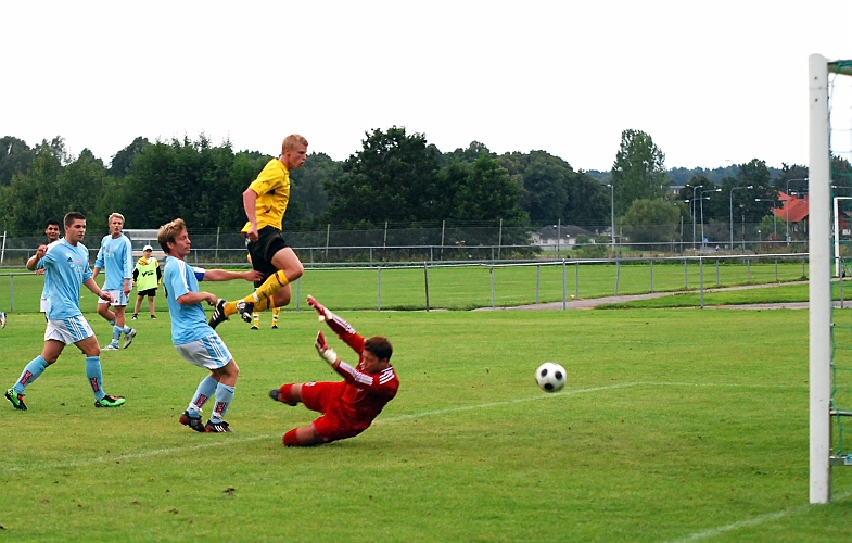 2010_0818_34.JPG - Här tror alla att Södra kvitterat till 2-2 genom Filip Stjernfeldt men ass. domaren har vinkat för offside