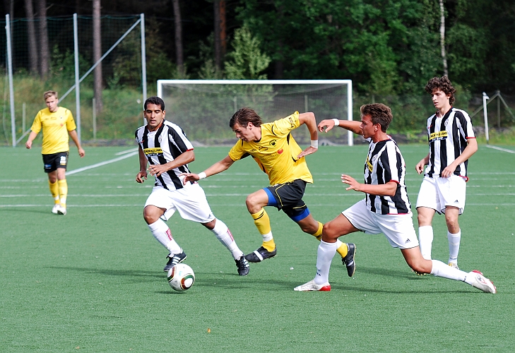 2010_0822_03.JPG - Rio Babovic rycker ifrån försvararna och går på avslut mot mål