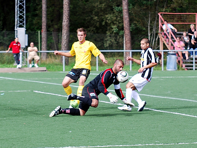 2010_0822_04.JPG - Juventus målvakt räddar skottet och Dennis Jansson får inte tag på returen