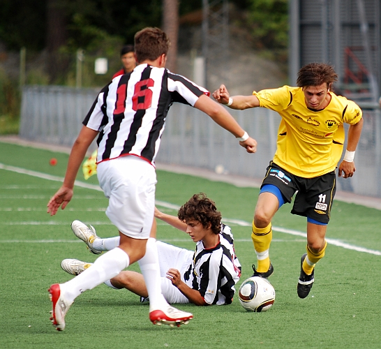 2010_0822_06.JPG - Rio Babovic vinner en närkamp och kommer ut med bollen