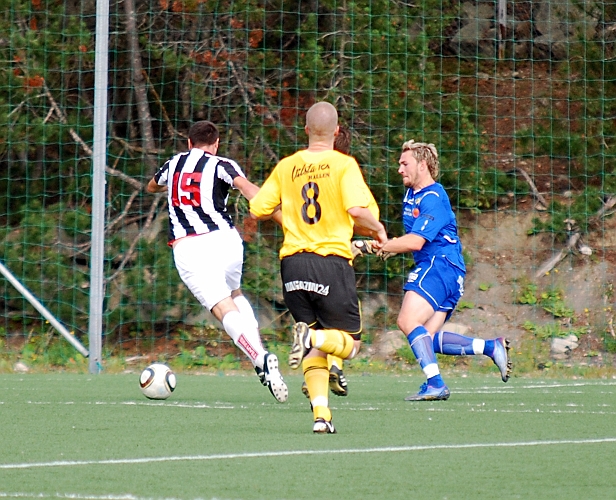 2010_0822_07.JPG - Juventus forward Dalibor Ivkovic kommer fri mot Fredrik Hagström . . . .