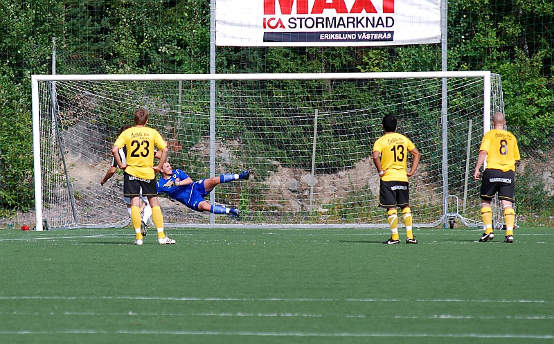 2010_0822_10.JPG - . . . . Fredrik Hagström slänger sig åt höger men bollen går i mål till vänster om honom. 2-0 till Juventus