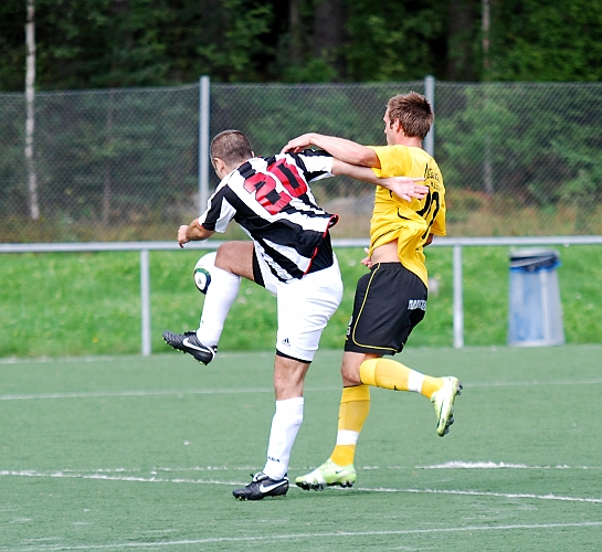 2010_0822_11.JPG - Dennis Jansson i närkamp med en Juventusback
