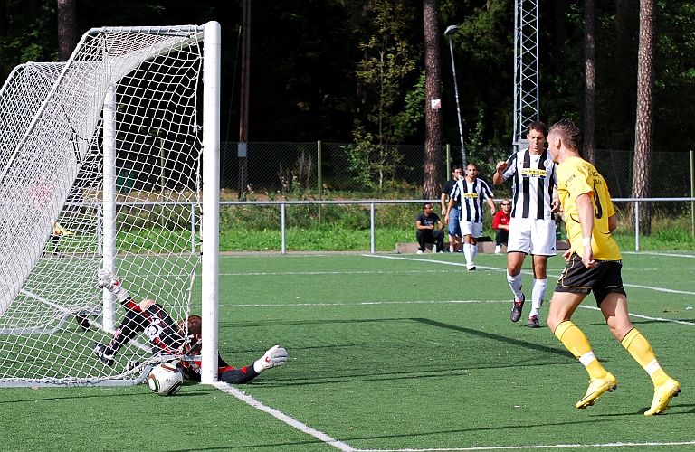 2010_0822_12.JPG - Juventus målvakt räddar bollen nere vid stolproten samtidigt som han slår huvudet i stolpen