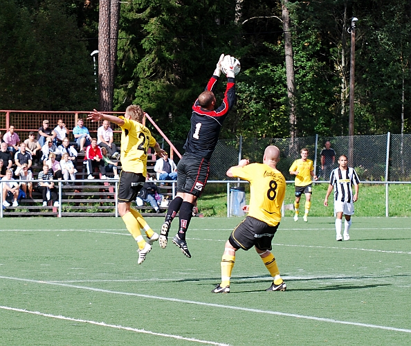 2010_0822_13.JPG - Juventus målvakt går upp och plockar in en höjdboll