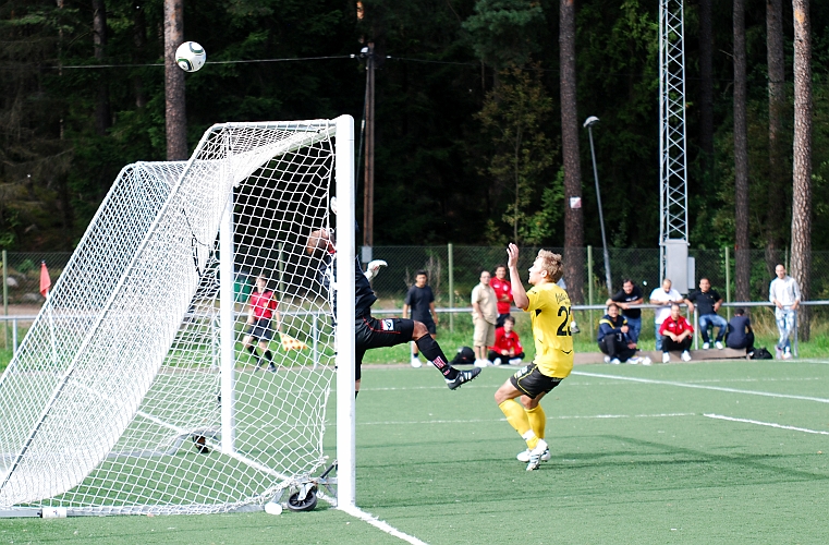 2010_0822_18.JPG - Juventus målvakt tippar bollen till hörna och Samuel Hultkvist är framme för en ev. retur