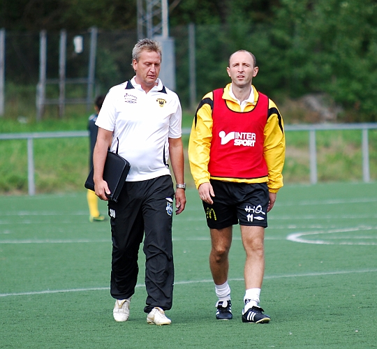2010_0822_19.JPG - Södras tränare Stefan Nilsson och ass. tränare Edin Resulovic funderar på ändringar till 2:a halvlek