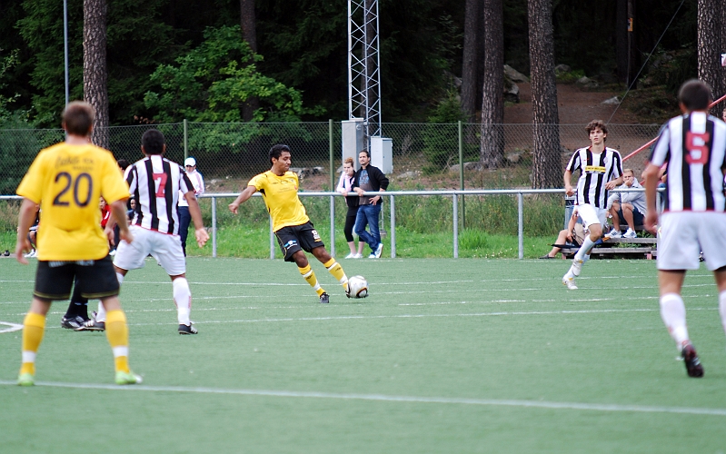 2010_0822_20.JPG - Jonas Hammarlund gör ett uppspel mot forwards