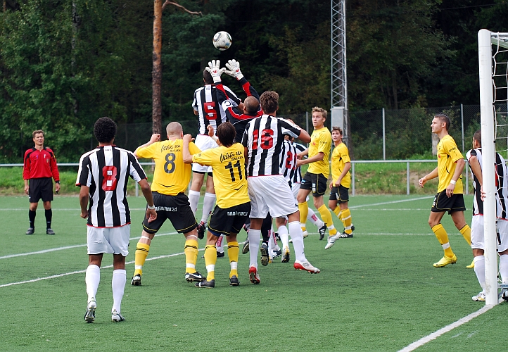 2010_0822_22.JPG - Juventus målvakt går upp och plockar in bollen efter en hörna