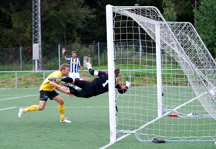 2010_0822_25.JPG - Samuel Hultkvist nickar in bollen i mål och Södra reducerar till 2-1