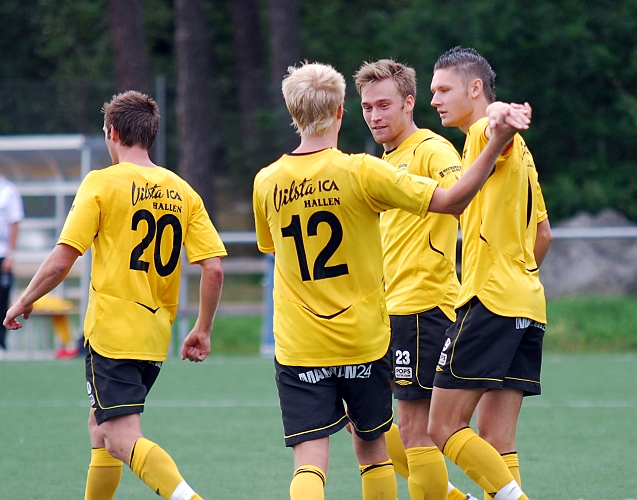 2010_0822_27.JPG - Nöjda Södraspelare efter reduceringsmålet