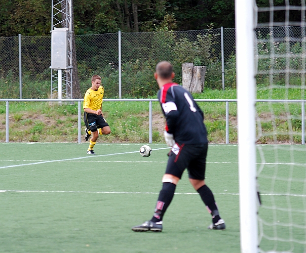 2010_0822_31.JPG - Patrik Palmqvist kommer fram på kanten och går för ett inlägg