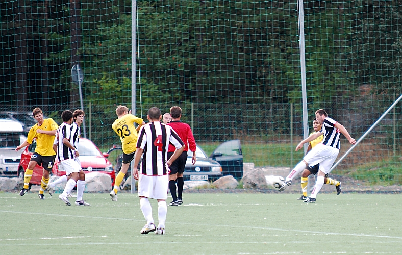 2010_0822_32.JPG - Juventus forward Dalibor Ivkovic trycker iväg bollen med bra fart och den går in i bortre gaveln, 3-1 till Juventus