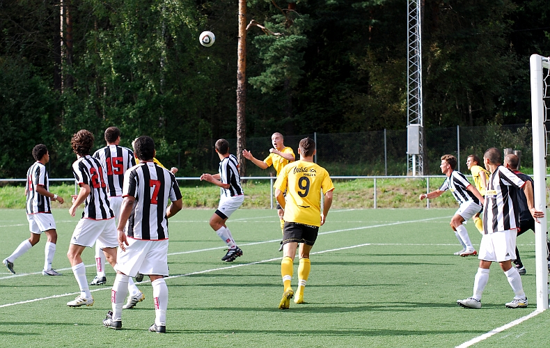 2010_0822_33.JPG - Hörna för Södra och bollen är på väg mot Gustav Gustavsson . . . .