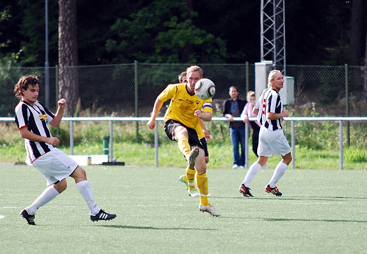 2010_0822_37.JPG - Lagkapten Mikael Wiker spelar upp bollen mot forwards, och manade på sina spelare att ligga i och jobba hårt